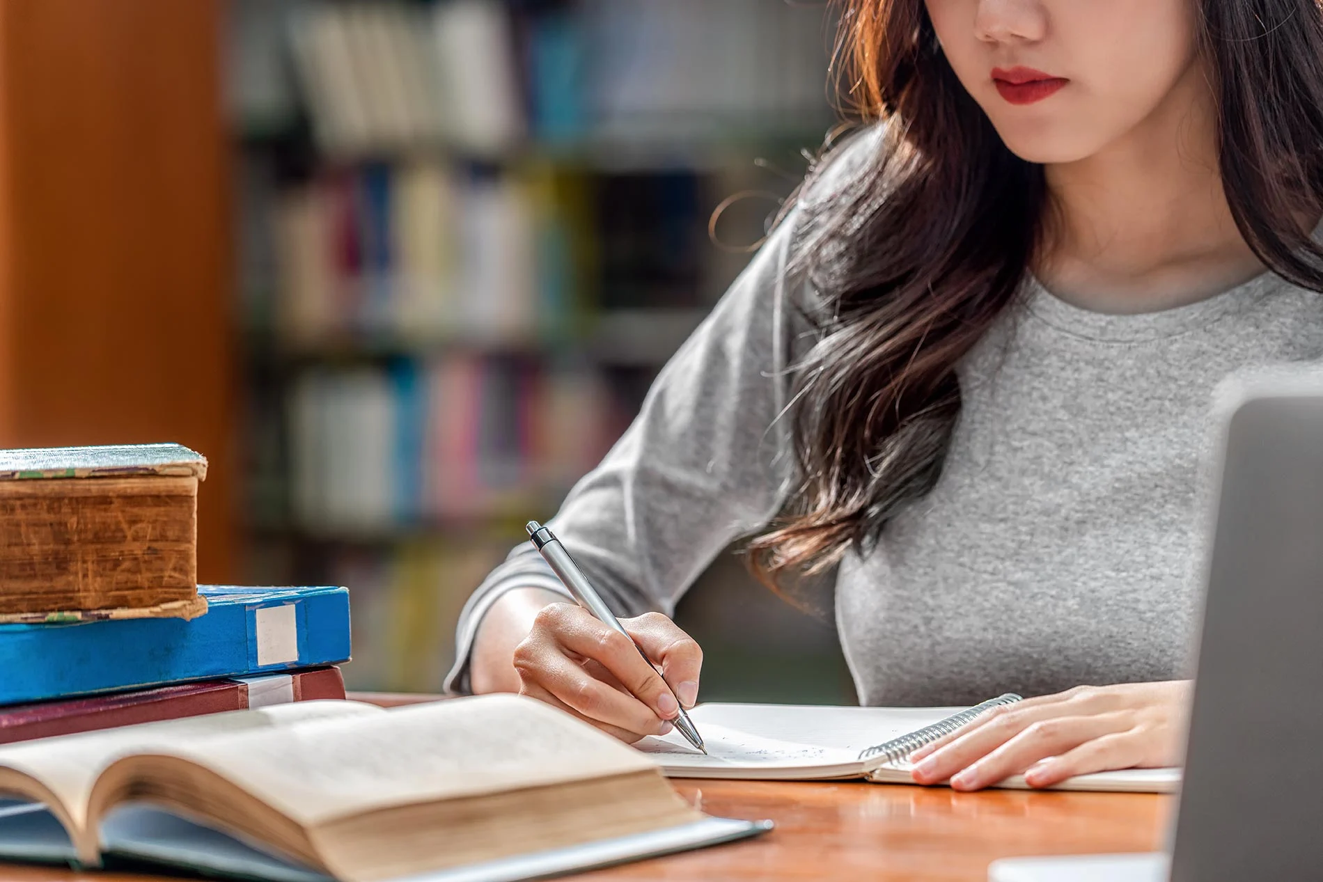 Custom Essay Writing Service: When Should Students Use It?