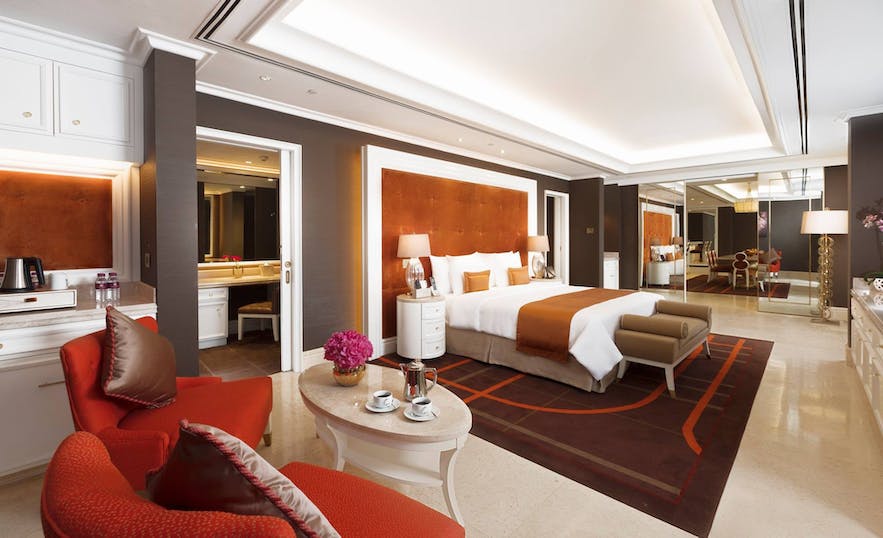 Explore the Features of a Deluxe Hotel Room